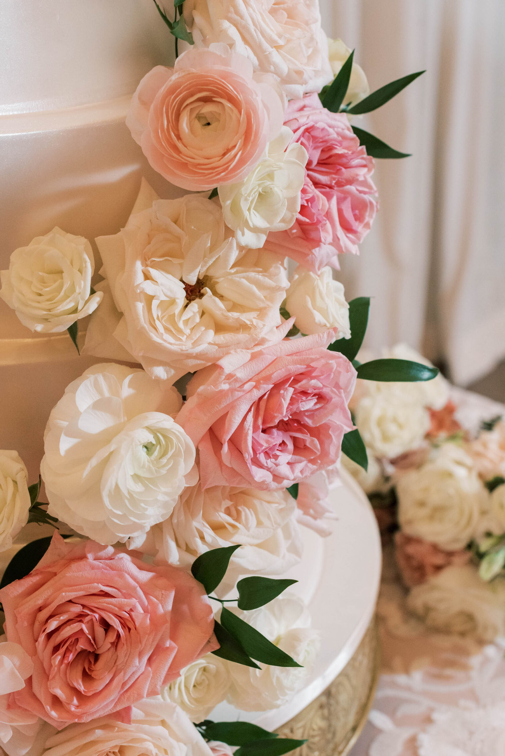 Pink Roses and White Garden Roses Cake Accent Ideas for Old Florida Wedding Reception
